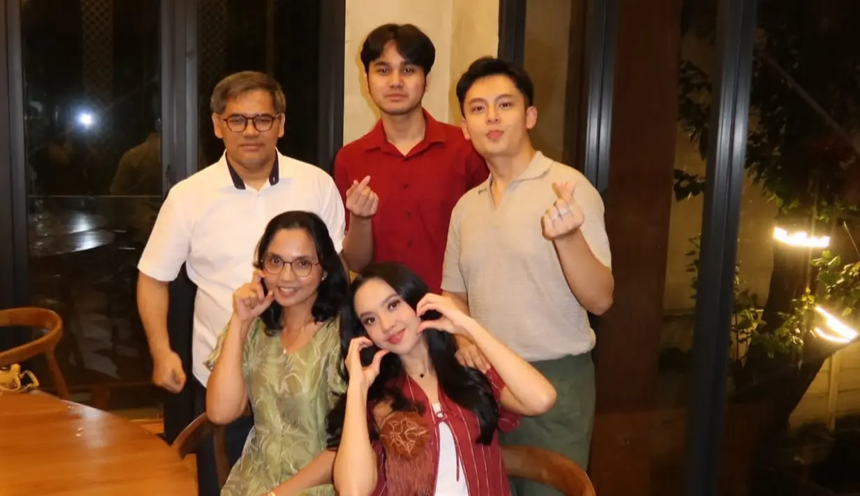 Lyodra merayakan bersama keluarga dan kekasihnya, Randy Martin. Lyodra pun tampil mengenakan outer merah dipadukan inner dress putih. [@lyodraofficial]