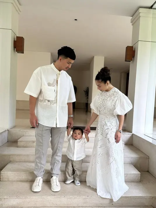 Paduan nuansa warna putih juga manis dipakai di bulan Ramadan. Dress dengan aksen lengan balon bisa dipakai dengan atau tanpa hijab. [Foto: Instagram/ Nikita Willy]