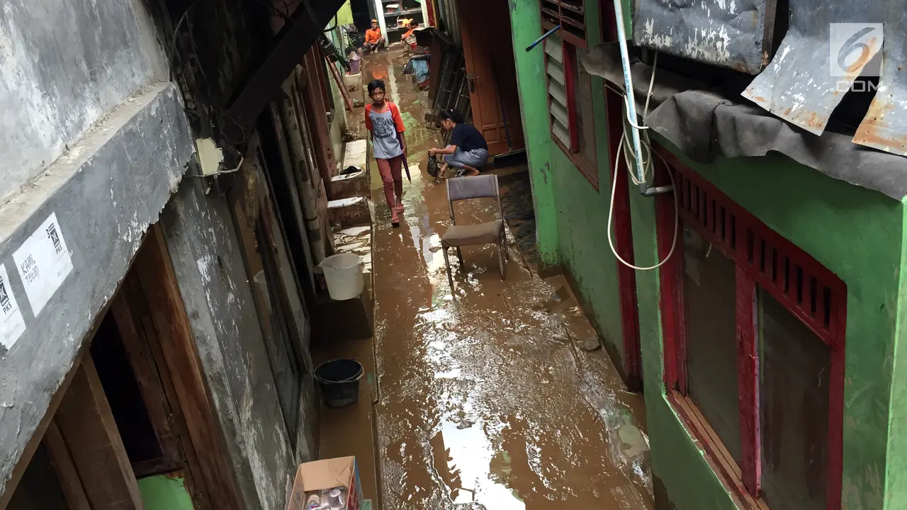 Banjir Mulai Surut, Warga Rawajati Bersihkan Rumah dari Sisa Lumpur