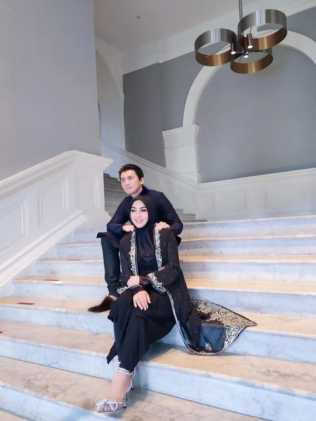 6 Potret Mesra Syahrini dan Reino Barack Rayakan Lebaran Bareng di Singapura