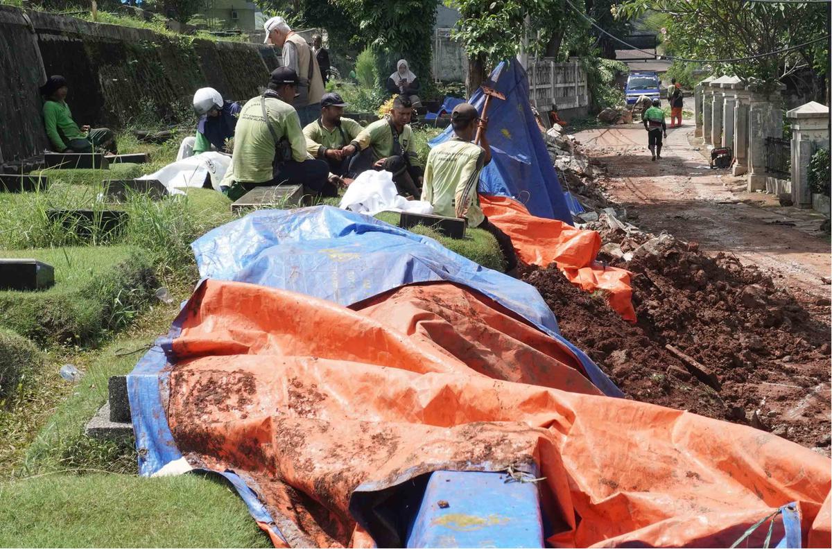 FOTO: Perbaikan Tembok Roboh di TPU Jeruk Purut