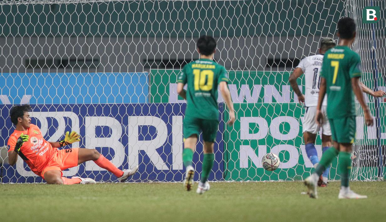 Kiper Persebaya Surabaya, Andhika Ramadhani (kiri) gagal menghalau bola tendangan penalti pemain PSIS Semarang, Jonathan Cantillana dalam laga pekan ke-6 BRI Liga 1 2021/2022 di Stadion Wibawa Mukti, Cikarang, Minggu (03/10/2021). (Bola.com/Bagaskara Lazuardi)