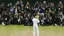 Selang satu tahun berikutnya pada 2015 Novak Djokovic lagi-lagi keluar sebagai juara Wimbledon. Ia kembali berhasil menumbangkan Roger Federer 7-6(1) 6-7(10) 6-4 6-3. (AFP/Jonthan Brady)