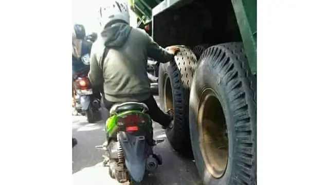 aksi pengendara motor di lampu merah (foto: Brilio)