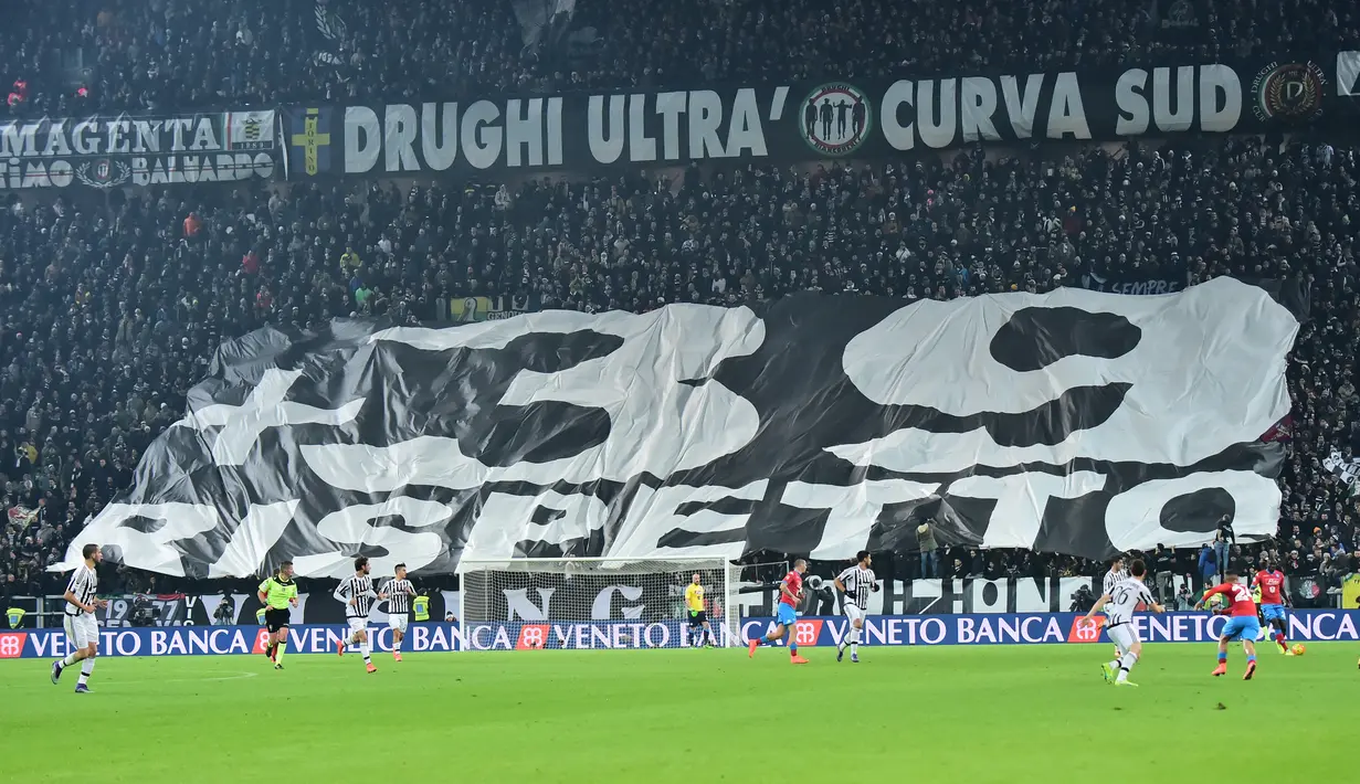 Aksi suporter Juventus saat laga melawan Napoli dalam lanjutan Serie A Italia di Stadion Juventus, Turin, (13/2/2016). (AFP/Giuseppe Cacace)