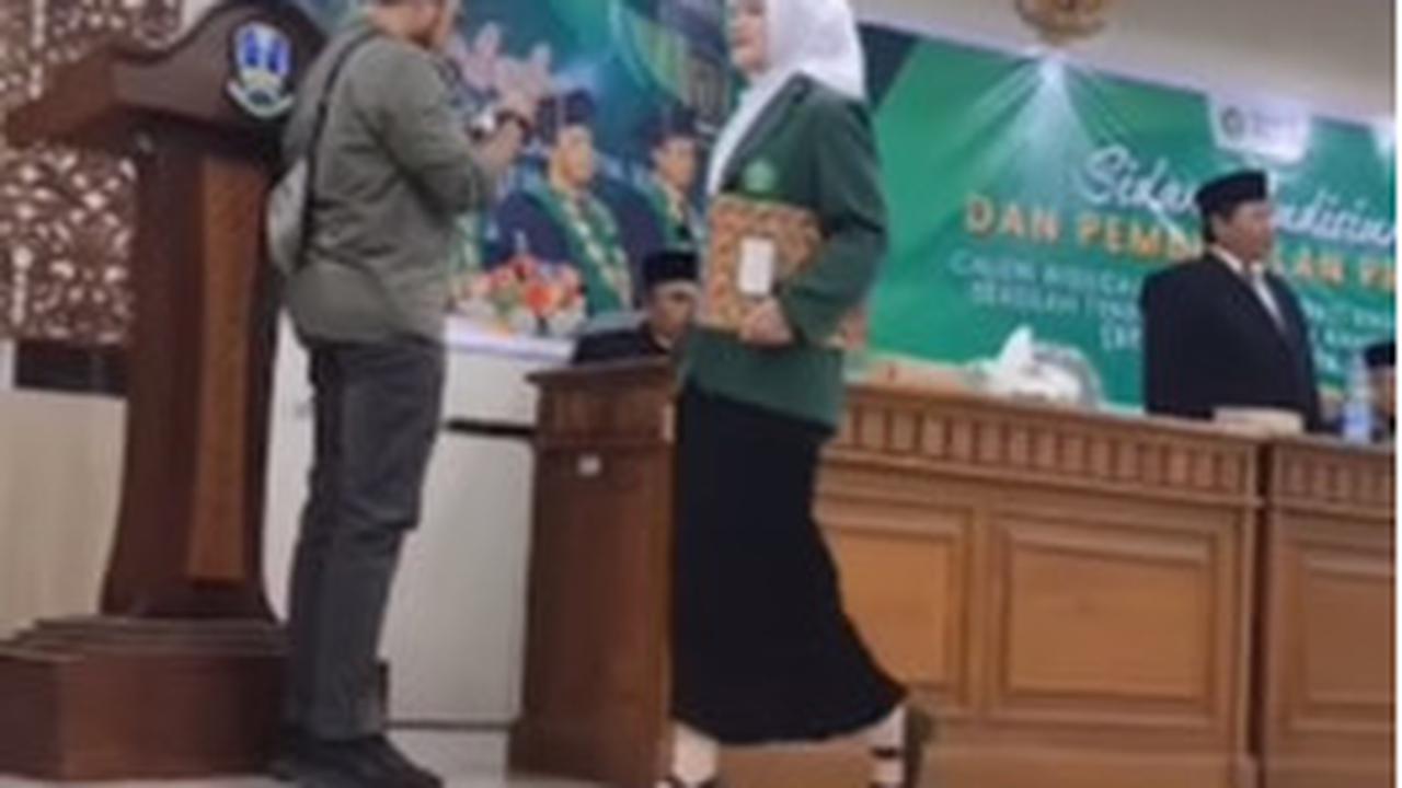 Mahasiswi ini Pakai Sepatu Paling 'Mahal' Sedunia di Acara Pembekalan Wisuda,