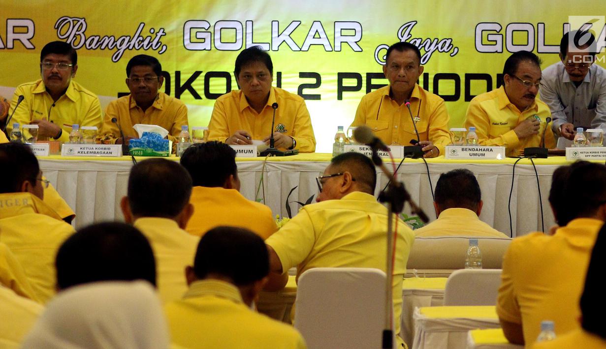 Ketua Umum Partai Golkar Airlangga Hartarto (ketiga kanan) memimpin rapat pleno perdana setelah terbentuknya kepengurusan baru di DPP Golkar, Jakarta, Senin (29/1). Rapat pleno digelar sesaat sebelum verifikasi faktual oleh KPU. (Liputan6.com/Johan Tallo)