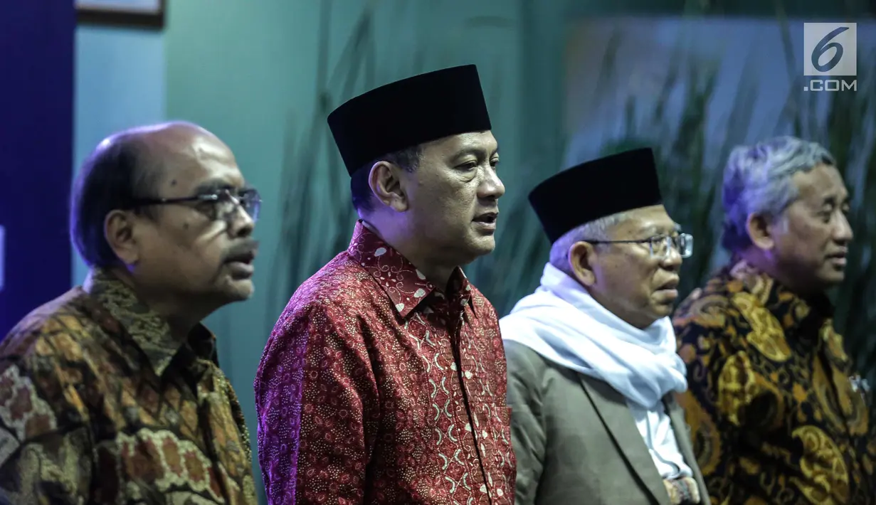 Ketua Baznas Bambang Sudibyo, Gubernur BI Agus Martowardoyo, Ketua Umum MUI Ma'ruf Amin, dan Ketua Badan Wakaf Indonesia (BWI) Mohammad Nuh dalam acara penandatanganan MoU di Gedung MUI, Jakarta, Rabu (24/1). (Liputan6.com/Faizal Fanani)