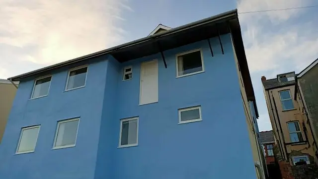 6 Potret Desain Pintu Melayang Ini Bikin Heran, Fungsinya Dipertanyakan