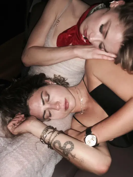 Amber Heard beristirahat dengan sahabat wanitanya saat berada di Bali, Indonesia. Aktris 31 tahun ini memilih berlibur ke Bali usai menyelesaikan syuting film Aquaman di Australia.  (Instagram/@amberheard)