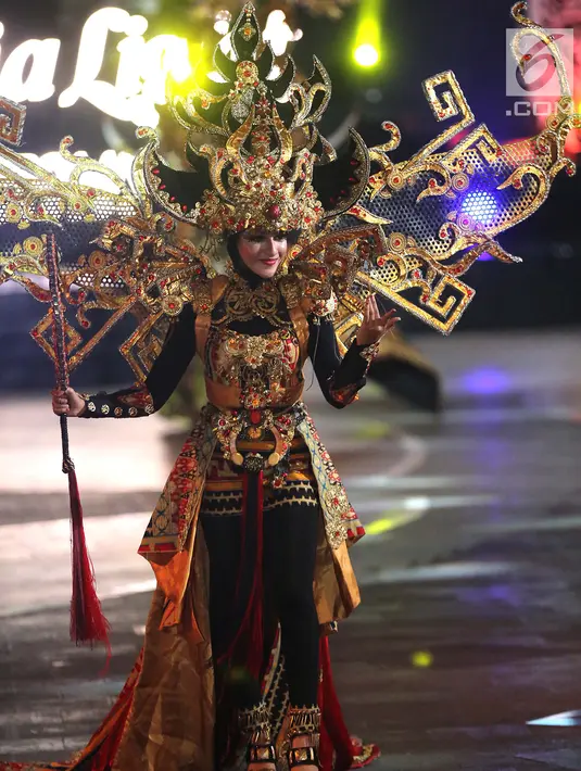 Model membawakan kostum dari ragam budaya Asia pada acara Jember Fashion Carnaval (JFC) di Lippo Mall Kemang, Jakarta, Senin (20/8). JFC menampilkan lebih dari 50 kostum budaya negara Asia dan Indonesia. (Liputan6.com/Fery Pradolo)