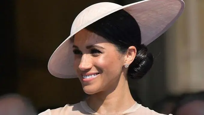 Duchess of Sussex, Meghan Markle menghadiri pesta kebun Istana Buckingham di London, Selasa (22/5). Meghan Markle mulai menunjukkan statement look dirinya dan menampilkan fashion ala kerajaan Inggris. (Dominic Lipinski/Pool Photo via AP)