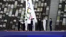 Bendera Olimpiade diturunkan saat upacara penutupan Olimpiade Tokyo 2020 di Stadion Olimpiade,  Tokyo, Jepang, Minggu (8/8/2021). Olimpiade Tokyo 2020 resmi ditutup. (AP Photo/David Goldman)