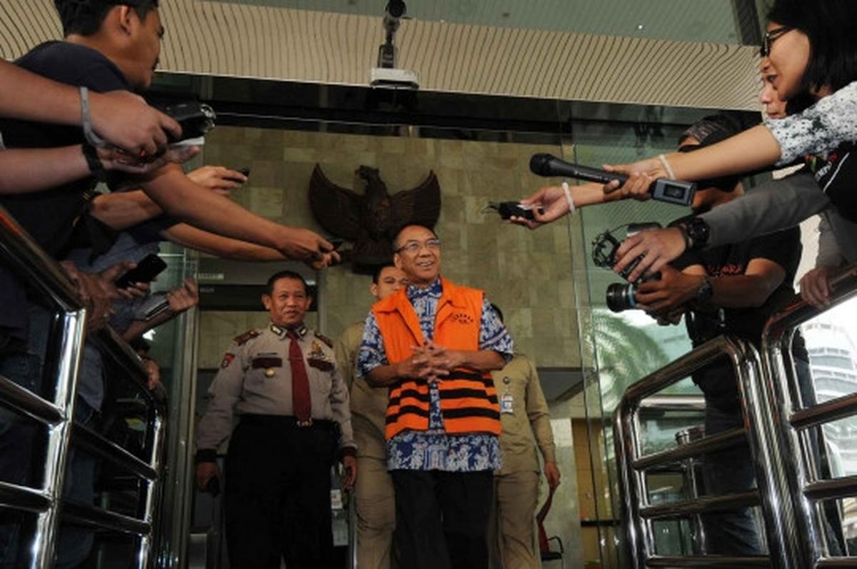 Usai diperiksa KPK, Jero Wacik umbar senyuman