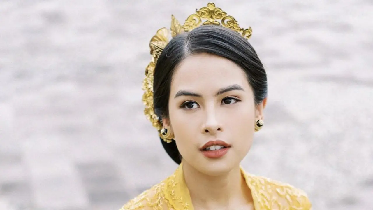 Maudy Ayunda pakai Kebaya Bali