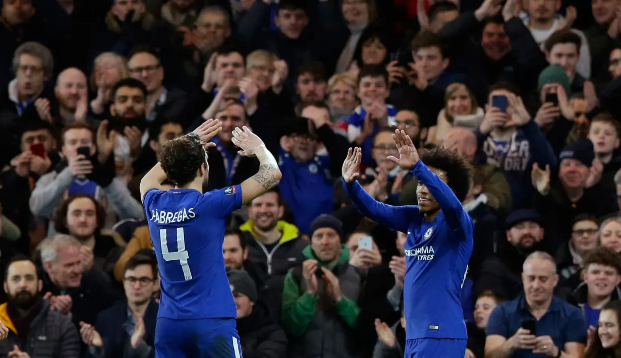 Pemain Chelsea Willian melakukan selebrasi dengan rekan setimnya Cesc Fabregas usai mencetak gol ketiga saat melawan Hull City dalam pertandingan Piala FA Inggris di stadion Stamford Bridge di London (16/2). (AP Photo / Alastair Grant)