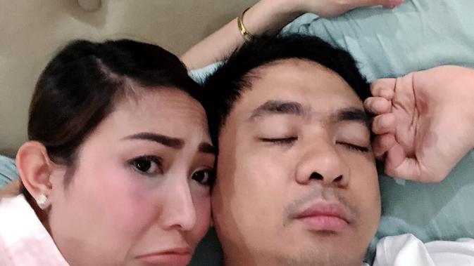 Ayu Dewi Ledek Suami yang Sedang Sakit (Instagram.com/mrsayudewi)