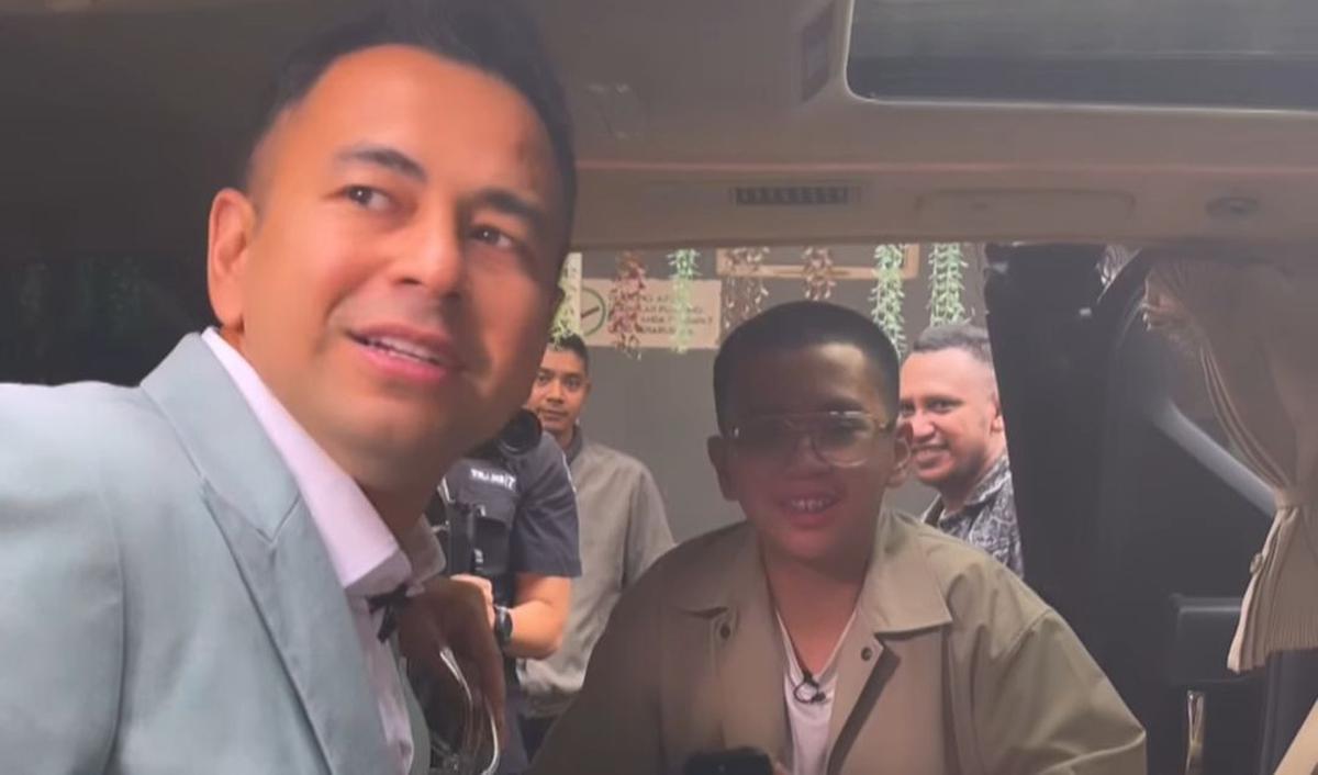 Dalam pertemuan itu, Raffi Ahmad juga tampak salfok dengan penampilan putra Tukul Arwana, Jovan. Menurutnya, penampilan Jovan makin ganteng.<br>