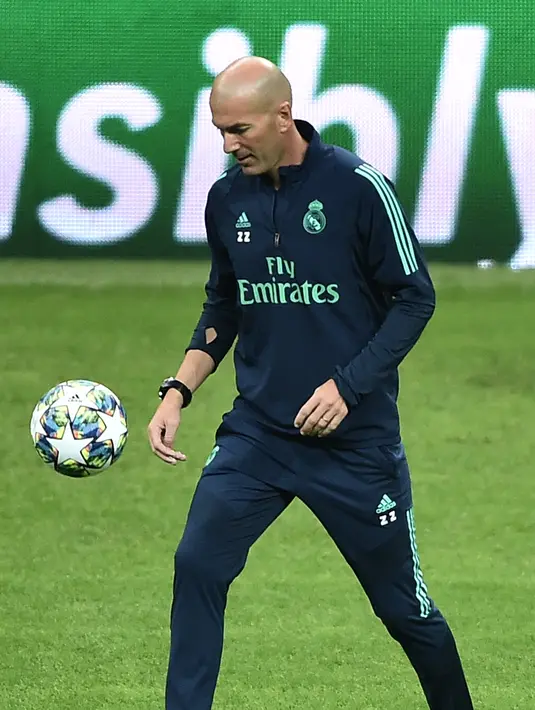Pelatih Real Madrid Zinedine Zidane bermain bola saat menghadiri sesi latihan jelang menghadapi Galatasaray pada pertandingan Grup A Liga Champions di kompleks olahraga TT Ali Samiyen, Istanbul, Turki, Senin (21/10/2019). (Ozan KOSE/AFP)