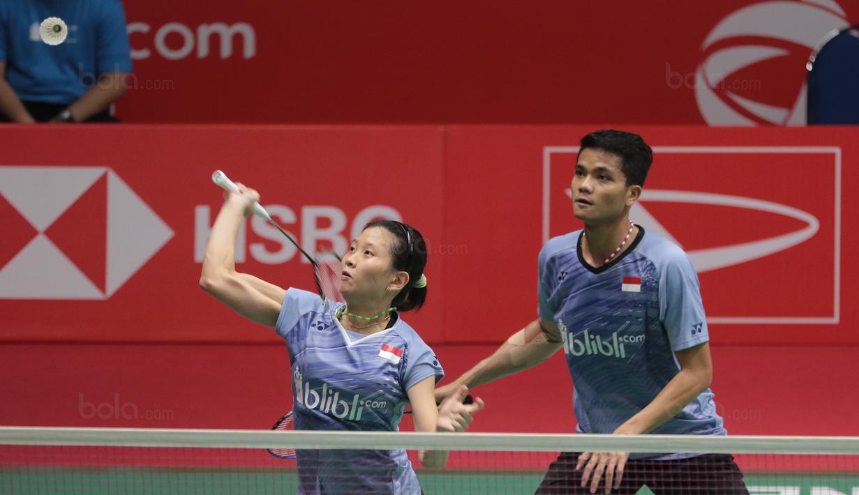 Aksi Debby Susanto saat melawan Yantoni dan Gischa Islami pada babak kedua Daihatsu Indonesia Master 2018 di Istora Senayan, Kamis (25/1/2018). Debby/Ricky kalah 21-15 10-21 21-14. (Bola.com/Nick Hanoatubun)