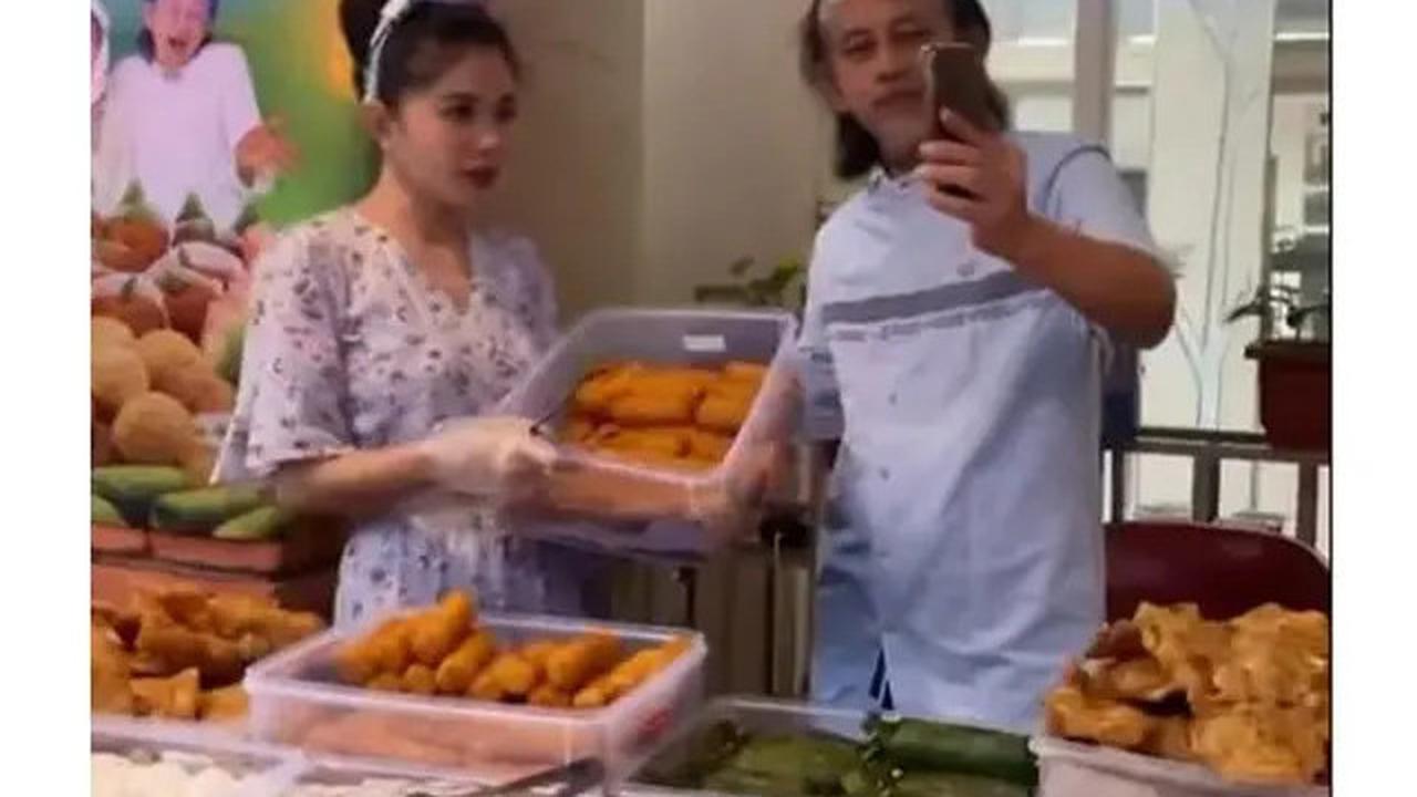 6 Potret Epy Kusnandar dan Istri Jual Takjil di Bazar Ramadhan, Raup Jutaan Rupiah