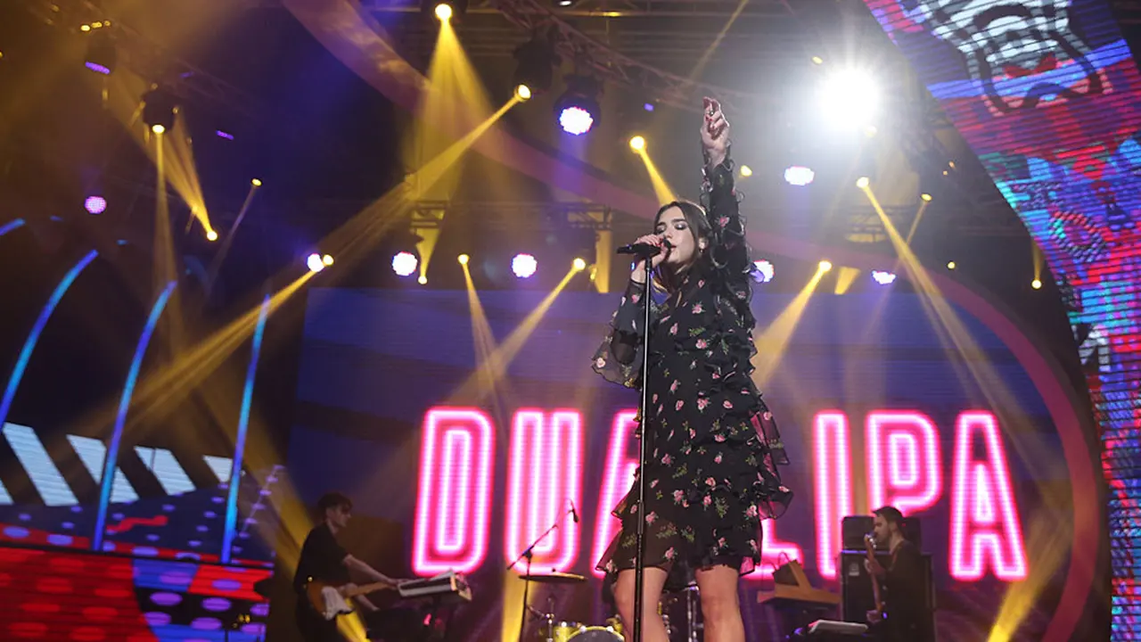 [Bintang] Dua Lipa Terima Trofi dan Meriahkan SCTV Music Awards 2017