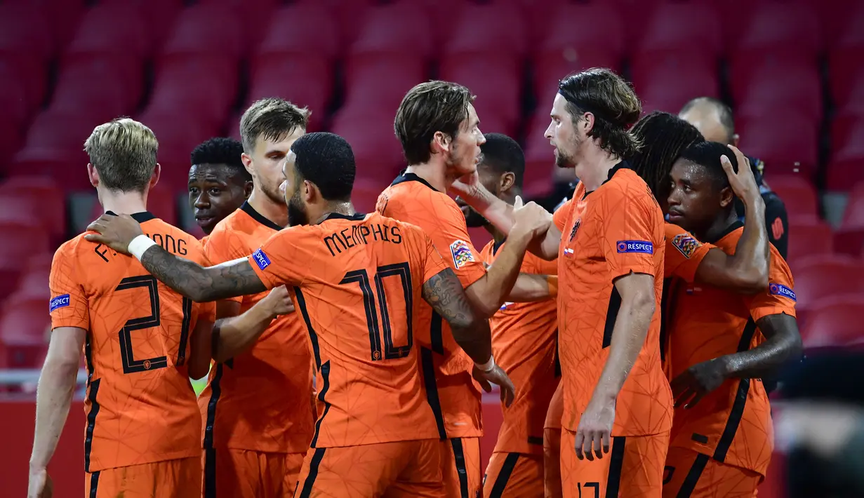 Pemain Belanda merayakan gol yang dicetak Steven Bergwijn ke gawang Polandia pada laga UEFA Nations League di Stadion Johan Cruijff Arena, Amsterdam, Sabtu (5/9/2020) dini hari WIB. Belandang menang 1-0 atas Polandia. (AFP/John Thys)