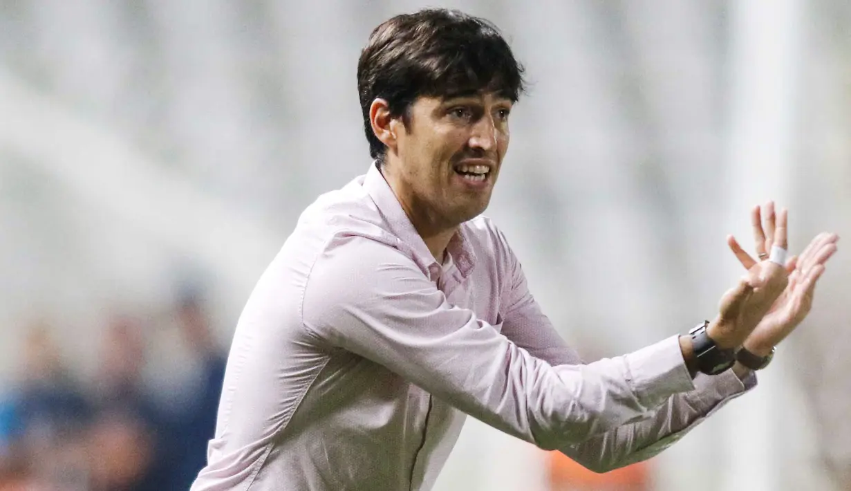 Andoni Iraola menjadi pelatih termuda Liga Spanyol musim ini, yaitu 39 tahun. Ia mampu membawa Rayo Vallecano menuju kasta utama Liga Spanyol. Bahkan, mereka mampu menempati urutan keenam klasemen sementara. (AFP/Nicos Savvides)