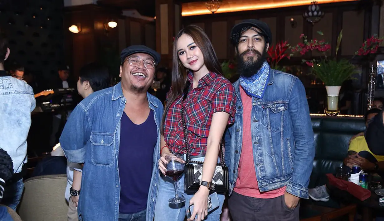 Aura Kasih bisa jadi malu lantaran ia terus tertunduk saat teman-temannya datang dengan membawakan kue ulang tahun dan tiup lilin. Hal itu terlihat dari video yang diunggah. (Instagram/aurakasih)