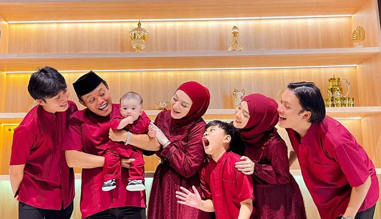 Sule, Adzam serta keluarga kompak mengenakan pakaian serba merah. Mereka tengah merayakan Hari Raya Idul Fitri bersama. (Foto: Instagram/@adzam_adriansyah)