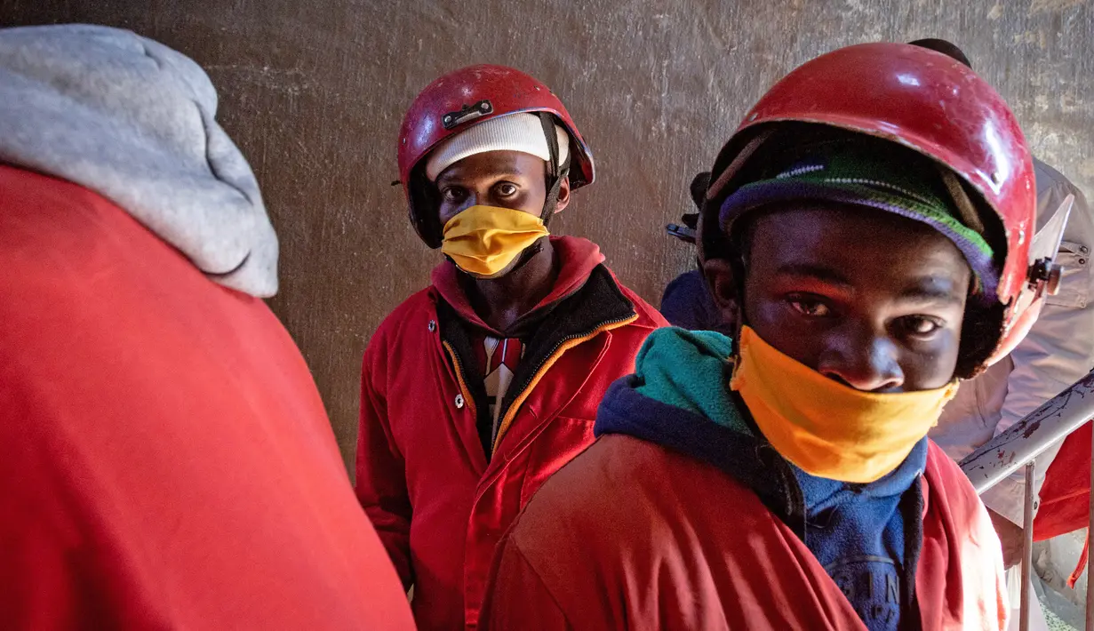 Staf perusahaan jasa pindahan Red Ants terlihat di lokasi kerja, Johannesburg, Afrika Selatan, 25 Agustus 2020. Pesanan bisnis Red Ants kembali pulih setelah Afrika Selatan melonggarkan karantina wilayah (lockdown) COVID-19 dari level tiga ke level dua pada 18 Agustus lalu. (Xinhua/Yeshiel)
