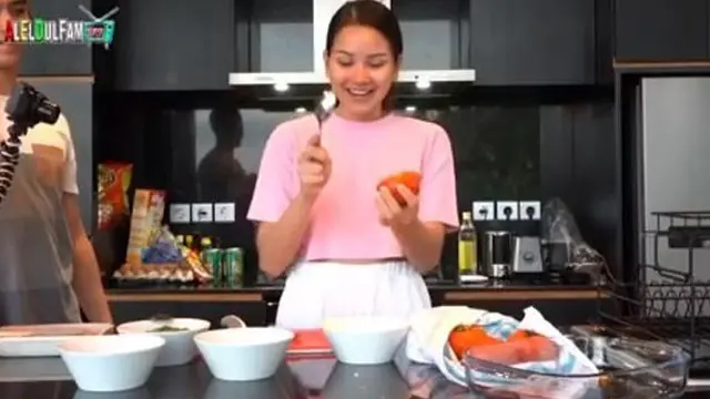 Al Ghazali bersama Alyssa Daguise sedang memasak.