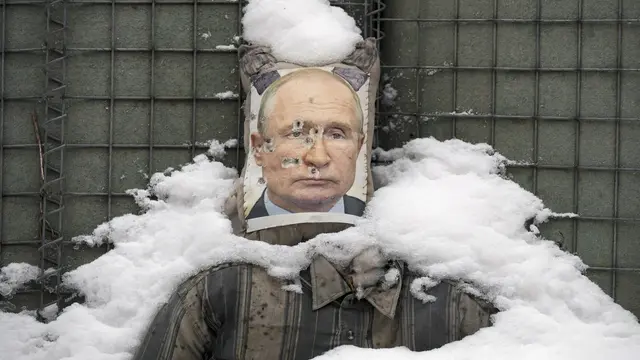 Patung penuh peluru dari Presiden Rusia Vladimir Putin