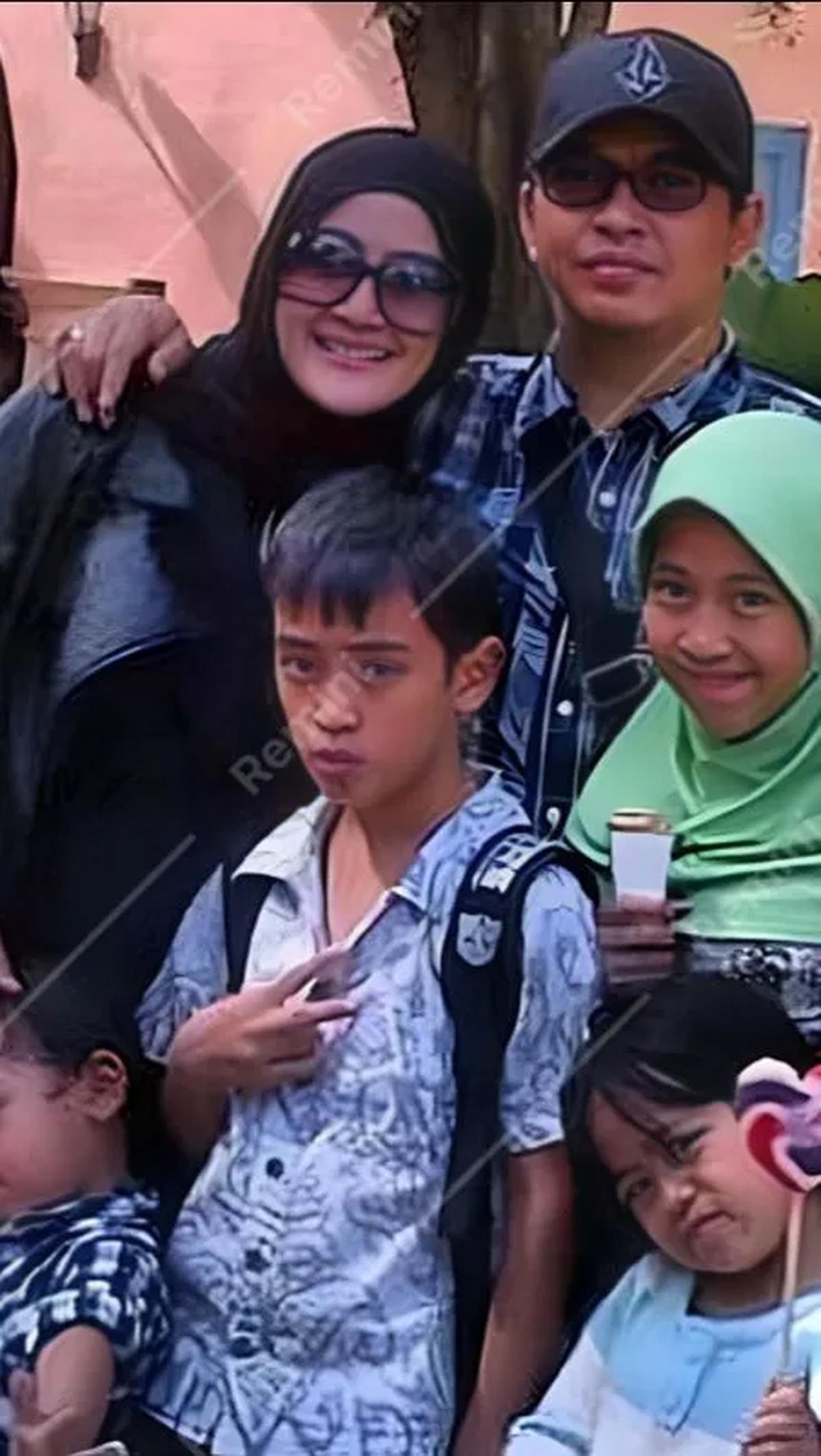 Foto kenangan liburan keluarga almarhum Uje yang viral dulu. Uje dan Ummi Pipik terlihat keren serta cantik.