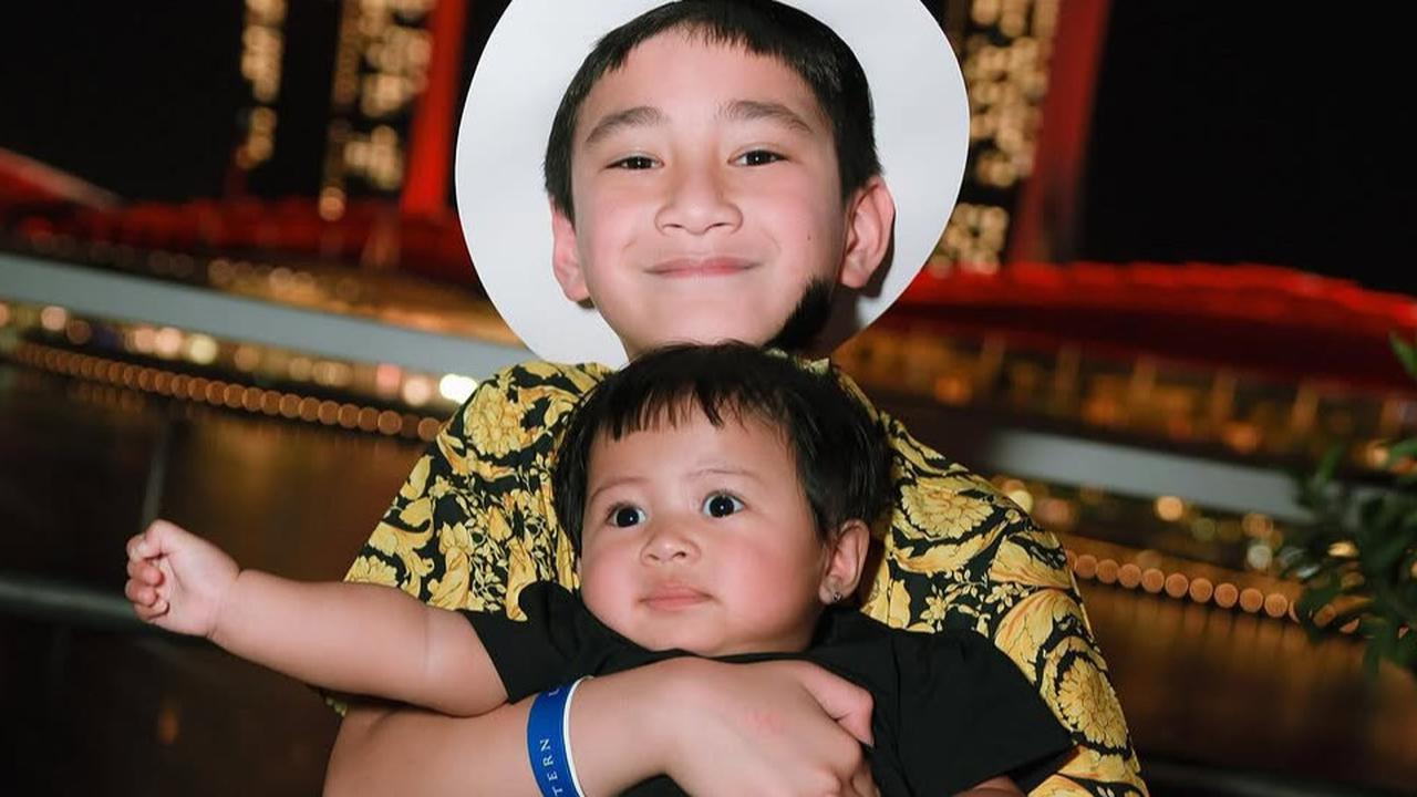 Potret Gemas Rafathar Gendong Baby Lily saat Malam Tahun Baru di Singapura, Ekspresinya Bikin Netizen Tersentuh