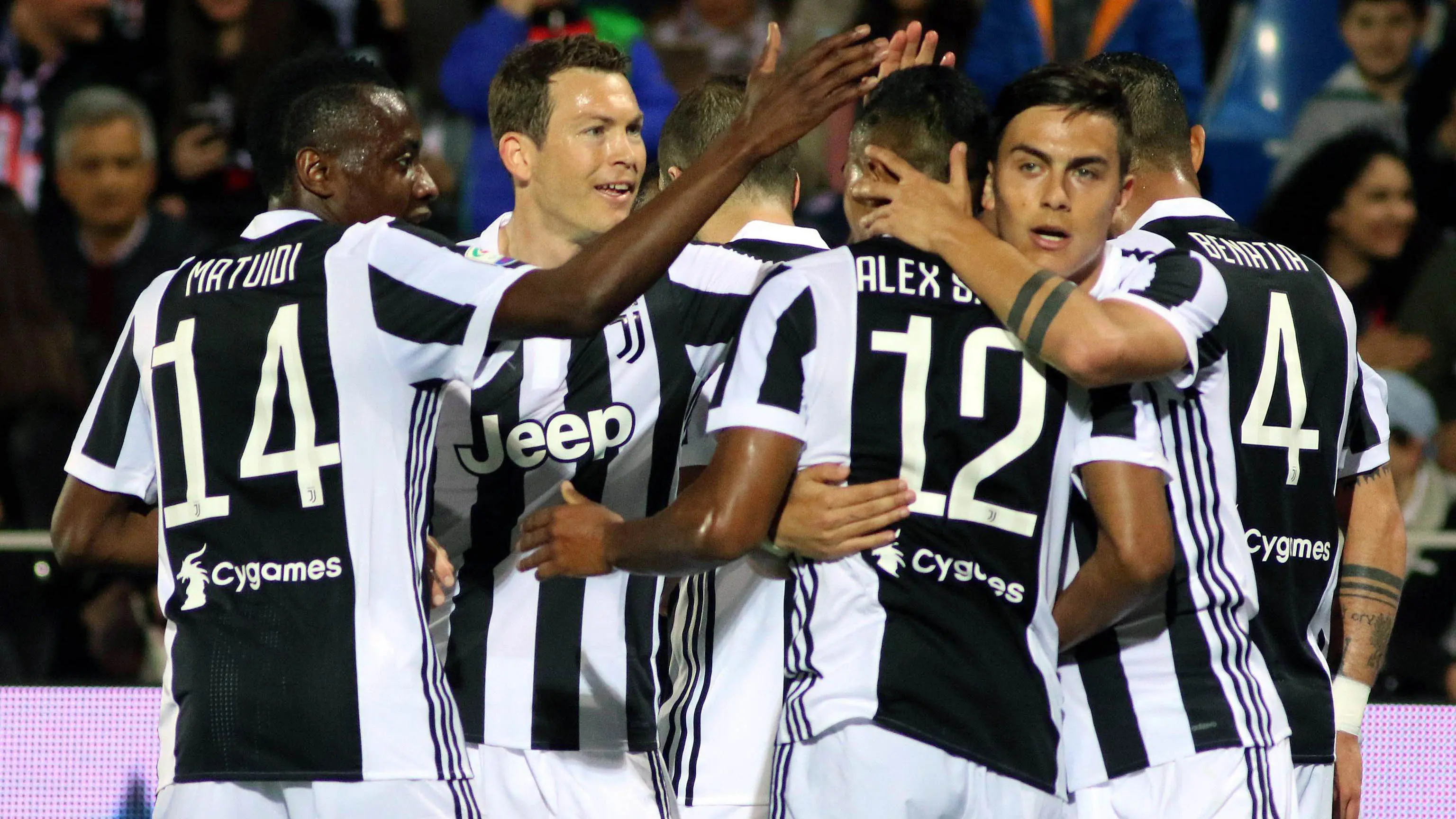 Para pemain Juventus merayakan gol yang dicetak oleh Alex Sandro ke gawang Crotone pada laga Serie A di Stadion Ezio Scida, Kamis (19/4/2018). Juventus ditahan imbang 1-1 oleh Crotone. (AP/Albano Angilletta)