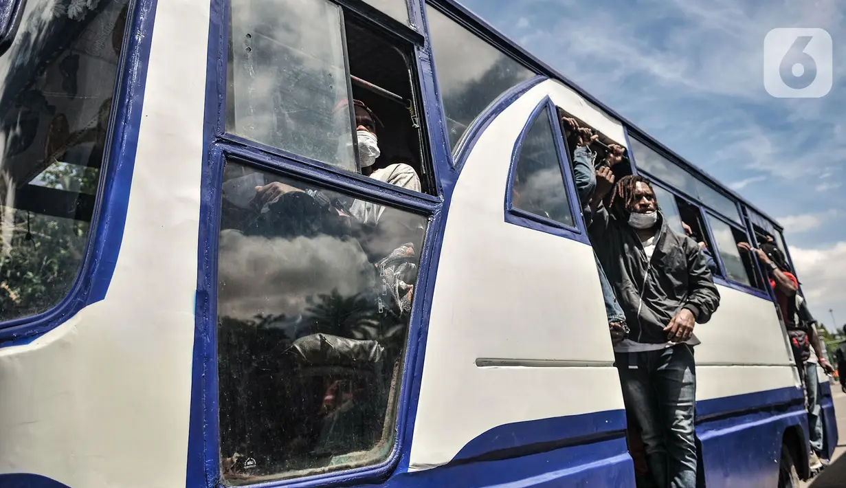 Massa FRI-West Papua menaiki bus saat dibubarkan oleh aparat kepolisian terkait aksi peringatan Deklarasi 1 Desember 1961 di kawasan Monas, Jakarta, Selasa (1/12/2020). Aksi massa tidak berlangsung lama karena dibubarkan oleh aparat kepolisian. (merdeka.com/Iqbal S. Nugroho)