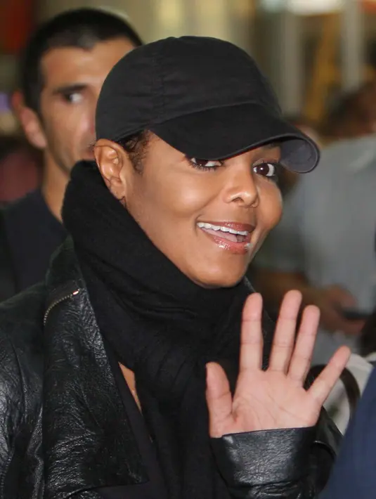 Anak pertama pasangan ini kabarnya akan lahir pada bulan November mendatang. Tak heran jika Janet dan Wissam sudah mempersiapkan segalanya, seperti pakaian, mainan dan lainnya. (AFP/Bintang.com)