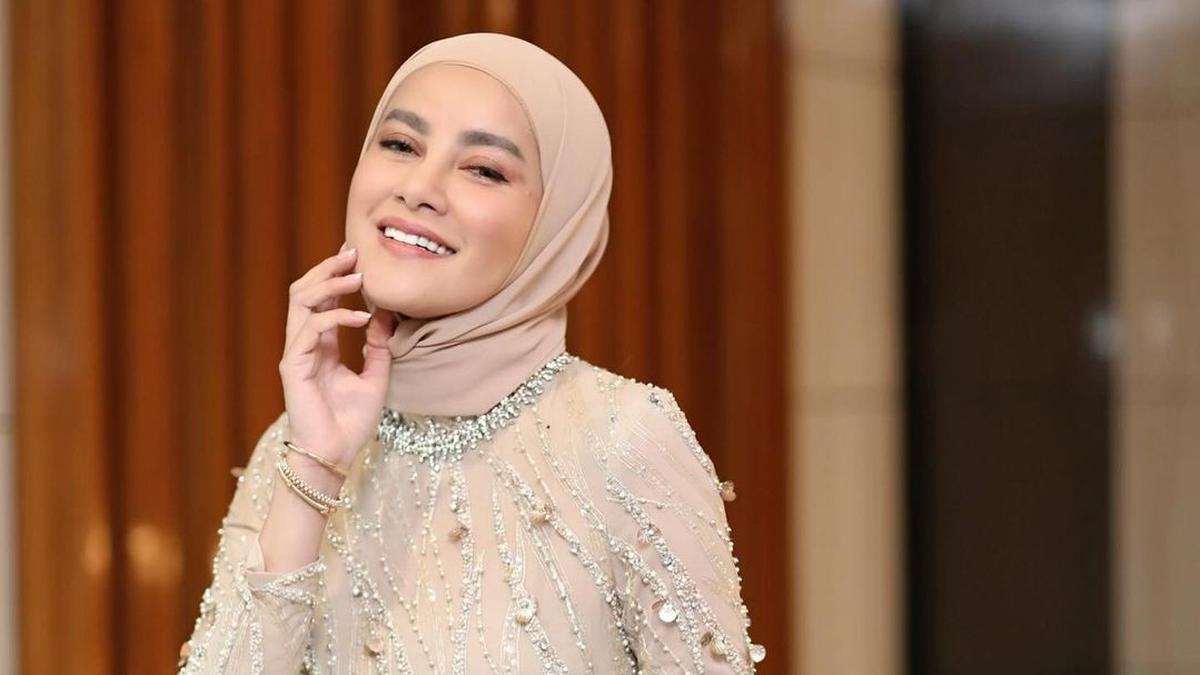 Gara-gara tumit luka, gaya jalan Olla Ramlan di Kuala Lumpur dinyinyiri netizen