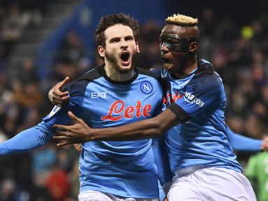 Selebrasi pemain Napoli, Khvicha Kvaratskhelia (kiri) dan Victor Osimhen setelah berhasil mengalahkan tuan rumah Sassuolo dalam pertandingan pekan ke-23 Liga Italia 2022/2023 yang berlangsung di Mapei Stadium, Sabtu (18/2/2023). (AP/LaPresse/Massimo Paolone)