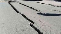 Ilustrasi kerusakan struktur tanah yang retak akibat gempa. Foto: Pixabay