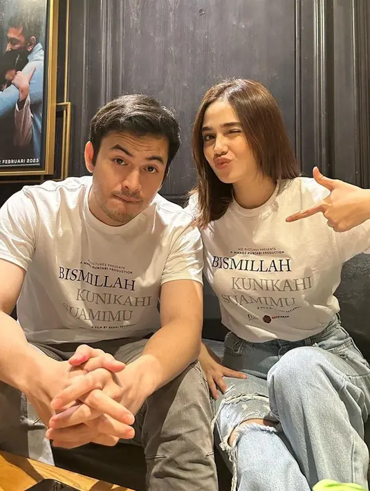 Syifa Hadju dan Rizky Nazar pernah terlibat satu film. Film yang dibintangi keduanya berjudul Bismillah Ku Nikahi Suamimu. Keduanya tampil serasi saat promo film tersebut. (Liputan6.com/IG/syifahadju)