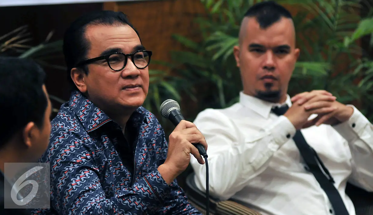 Politisi Partai Golkar, Tantowi Yahya (kiri) bersama Balon Gubernur DKI Jakarta, Ahmad Dhani saat menjadi pembicara diskusi, di Jakarta, Selasa (16/3). Diskusi membahas "Perlukah Artis dan seniman Berpolitik". (Liputan6.com/Johan Tallo)