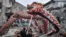 Anggota klub kesenian Naga Merah Putih saat latihan memainkan Liong di kawasan Babakan Pasar, Bogor, Jawa Barat, Senin (17/1/2022). Latihan dilakukan untuk meningkatkan kekompakan dan kemahiran sebelum tampil dalam pementasan. (merdeka.com/Iqbal S. Nugroho)