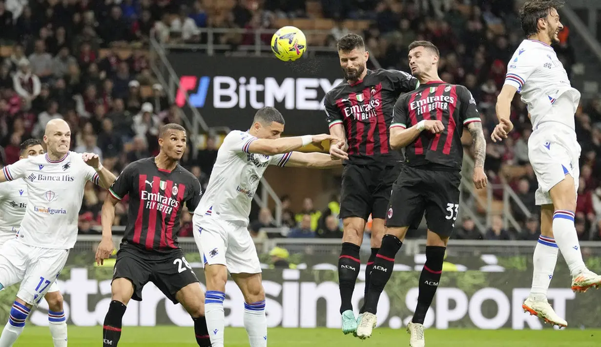 Pemain AC Milan, Olivier Giroud, mencetak gol ke gawang Sampdoria pada laga Liga Italia di Stadion di San Siro, Sabtu (20/5/2023). Rossonerri menang dengan skor 5-1. (AP Photo/Antonio Calanni)