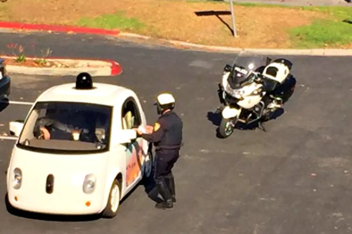 Mobil Google Dihentikan Polisi