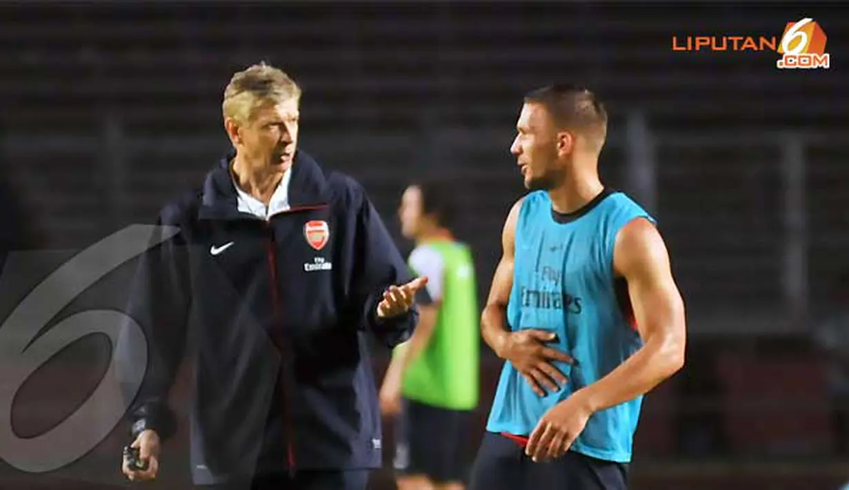 Arsene Wenger (Pelatih Arsenal) berbincang dengan Lukas Podolski disela-sela sesi latihan terbuka yang digelar di Stadion GBK Jakarta pada Sabtu 13 Juli 2013. (Liputan6.com/Helmi Fithriansyah)