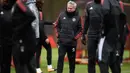 Pelatih Manchester United, Jose Mourinho, memimpin sesi latihan jelang laga Liga Champions di Manchester, Senin (12/3/2018). Manchester United akan berhadapan dengan Sevilla. (AFP/Oli Scarff)