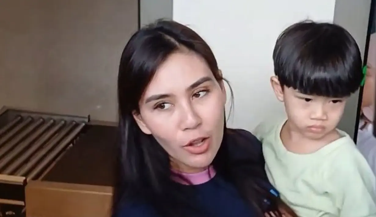 Tidak hanya menunggu kostum untuk anak kembarnya, Syahnaz juga mengaku masih menunggu kado yang masih dalam perjalanan ke lokasi. [Foto: KapanLagi.com/Fikri Alfi Rosyadi]