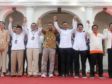 Tiga pasang cagub-cawagub mengangkat tangan bersama seusai Deklarasi Kampanye Damai untuk Pemilihan Gubernur (Pilgub) Jakarta 2024 di kawasan Kota Tua, Jakarta, Selasa (24/9/2024). (Liputan6.com/Herman Zakharia)